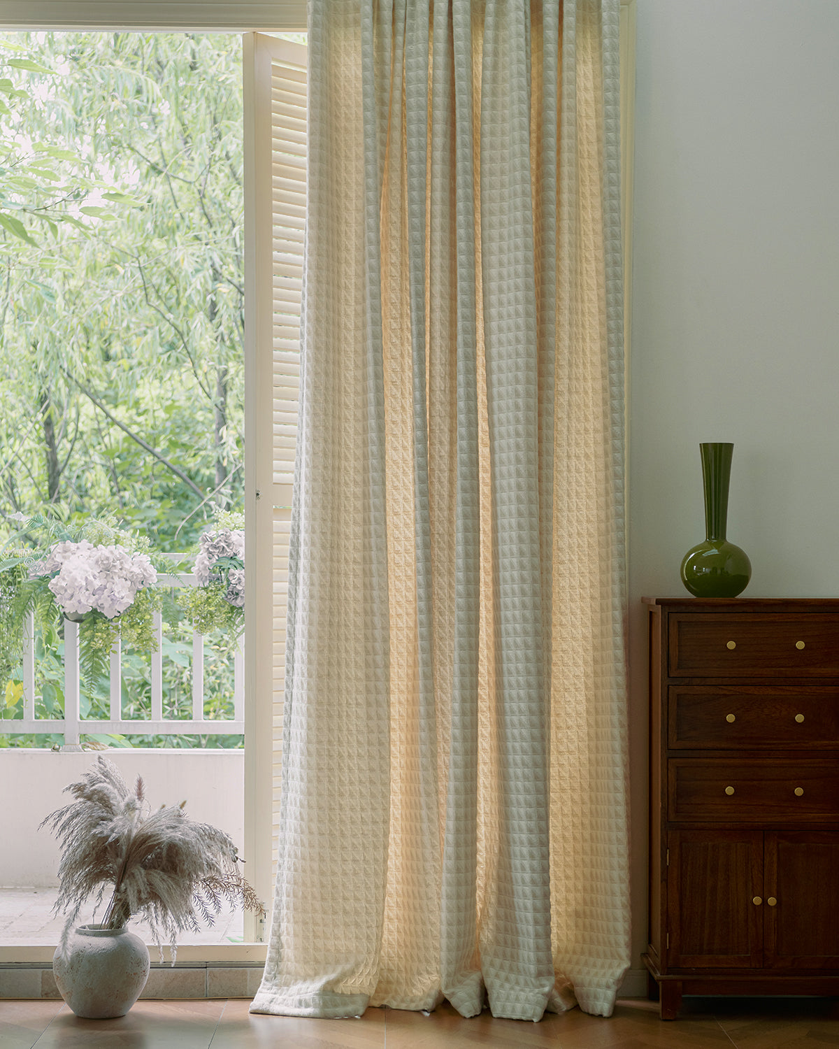 Gentle Hues for Minimalist Spaces